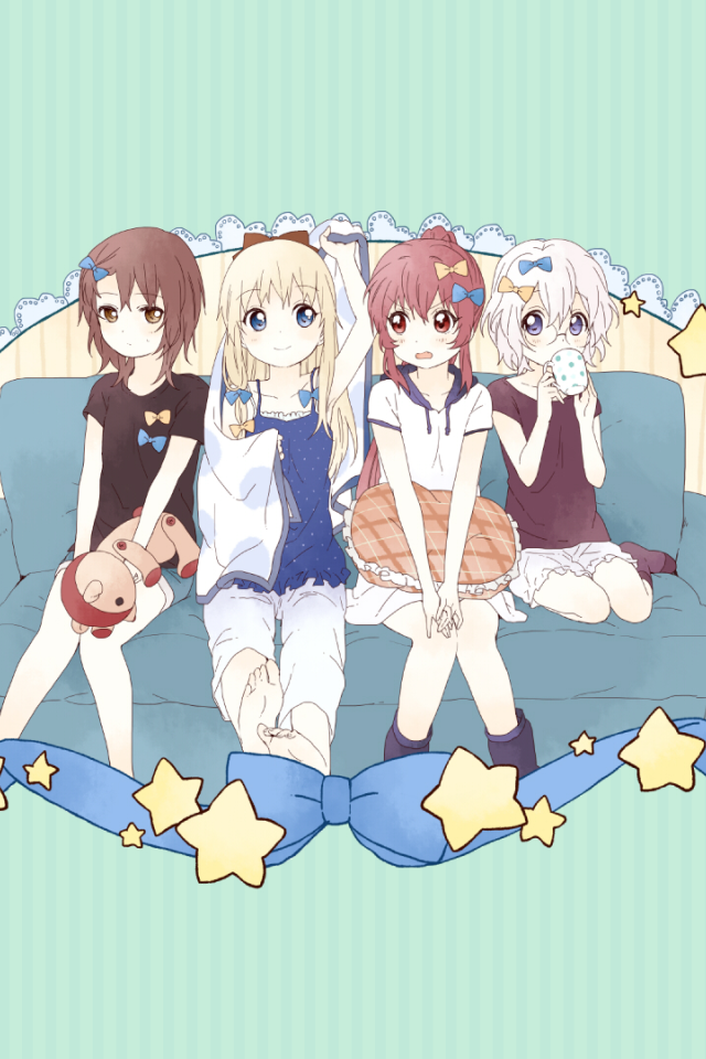 Девушки из аниме Юру юри сидят на голубом диване