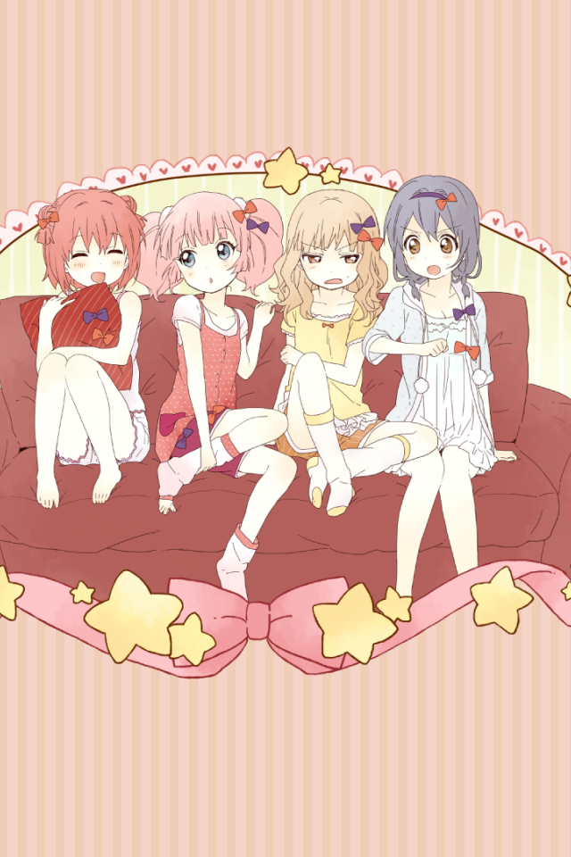 Девушки из аниме Юру юри сидят на коричневом диване