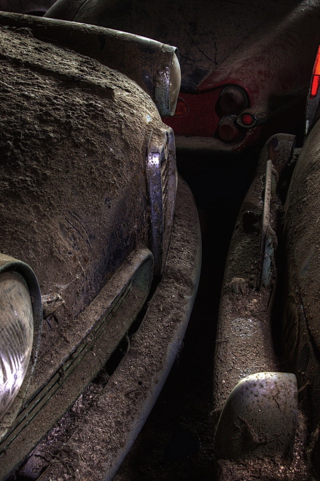 Толстый слой пыли на старых автомобилях