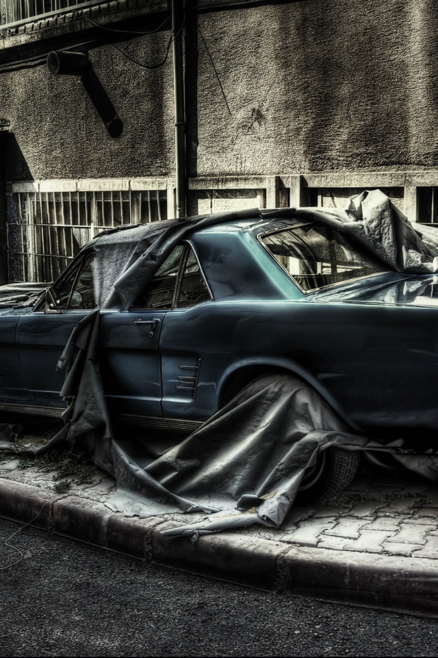 Брошенный автомобиль на городской улице, фото HDR
