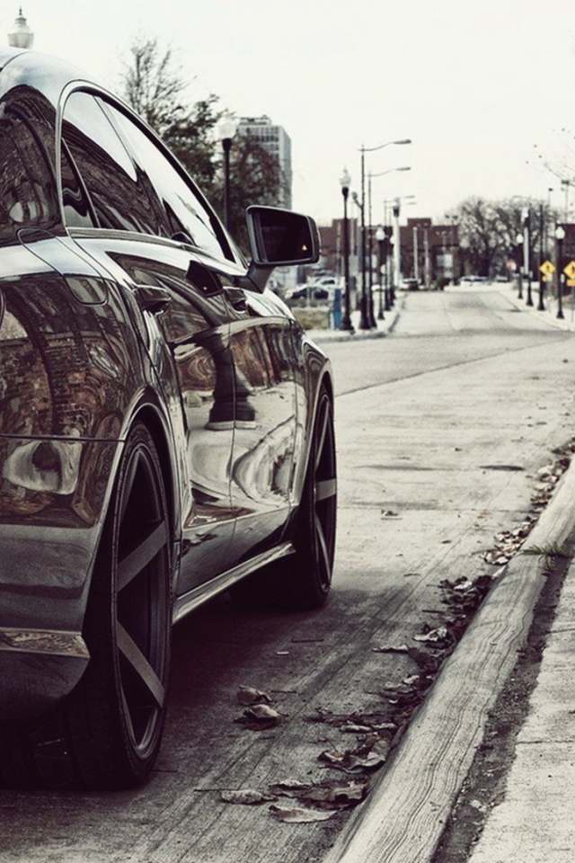 Красивый дорогой автомобиль на улице