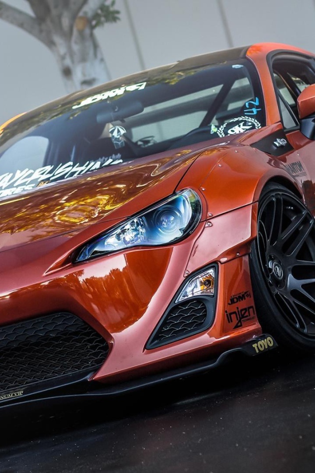 Красивый красный автомобиль Scion