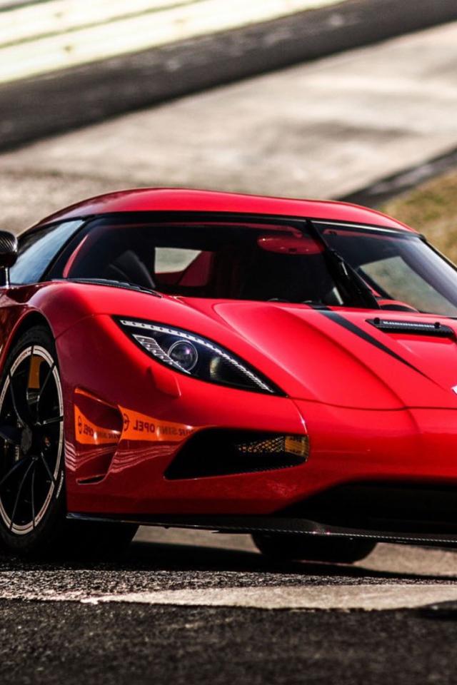 Красивый красный спортивный автомобиль