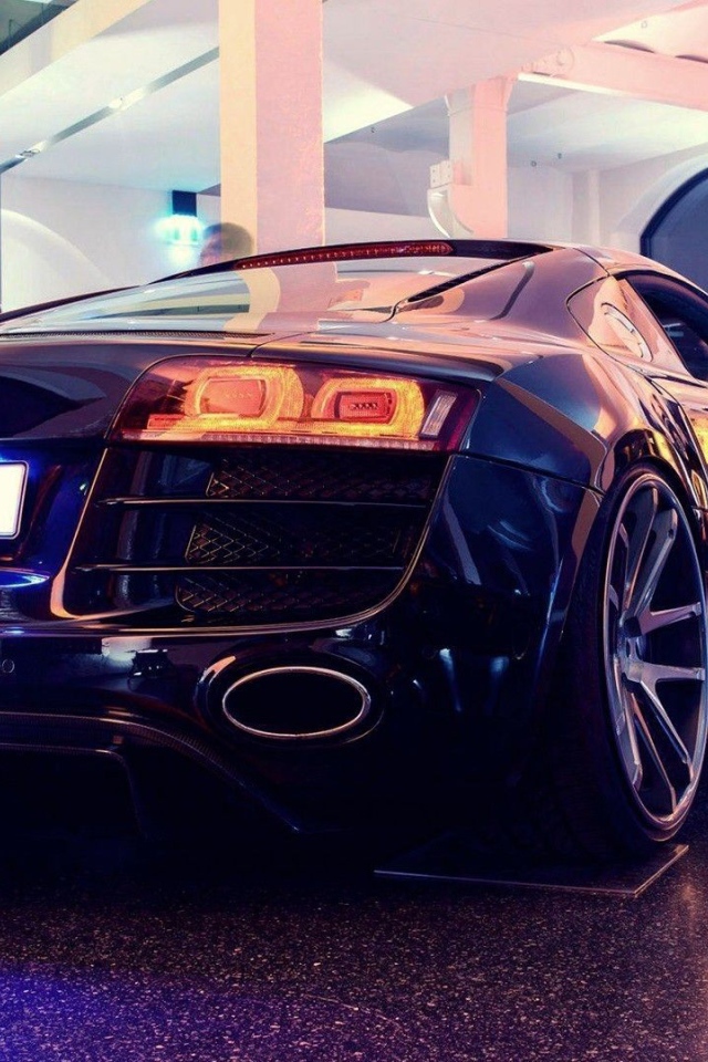 Черный Audi R8 в выставочном зале