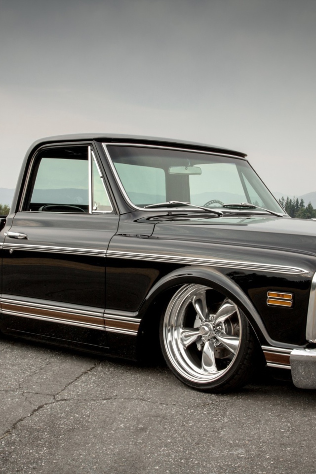 Черный пикап Шеви Роллет