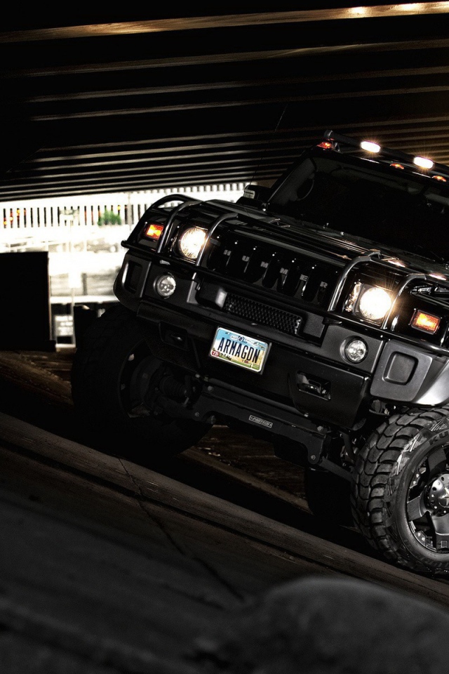 Черный Хаммер стоит на уклоне