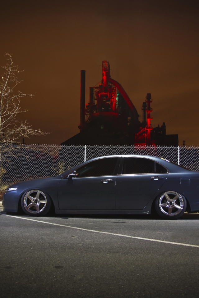 Черная Honda на фоне ночного завода