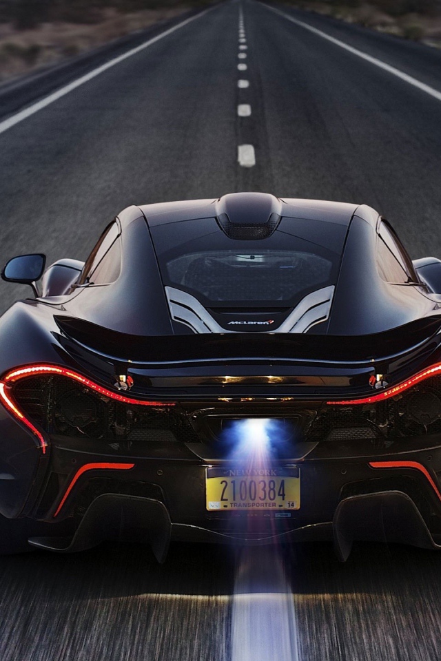 Черный McLaren P1 посередине шоссе