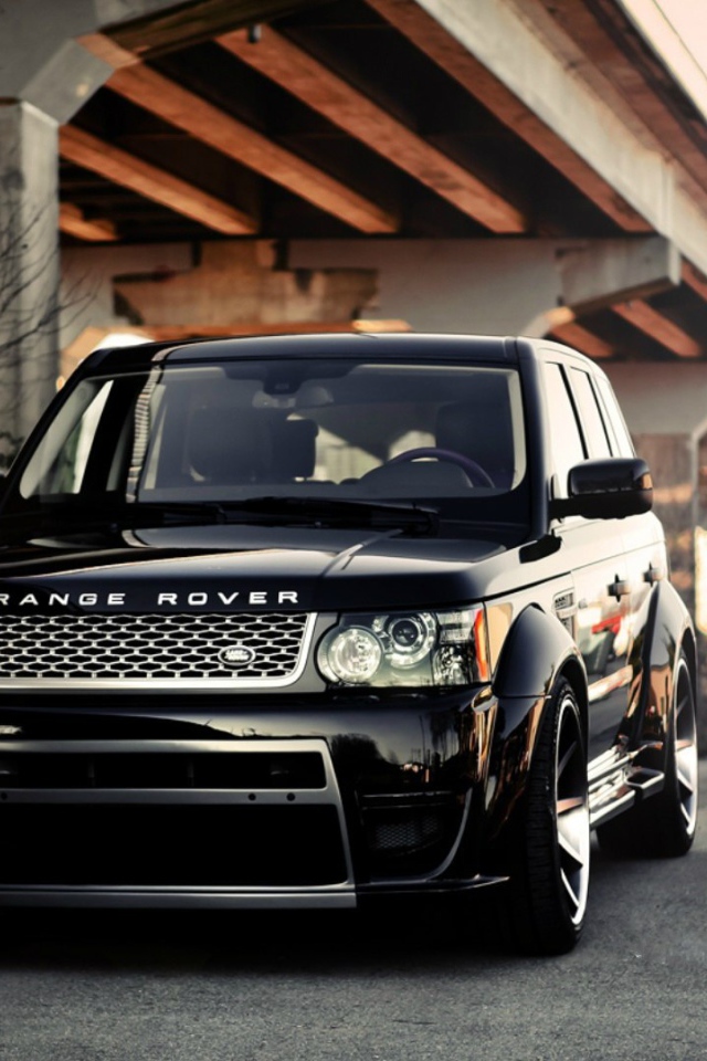 Черный Range Rover Sport под эстакадой