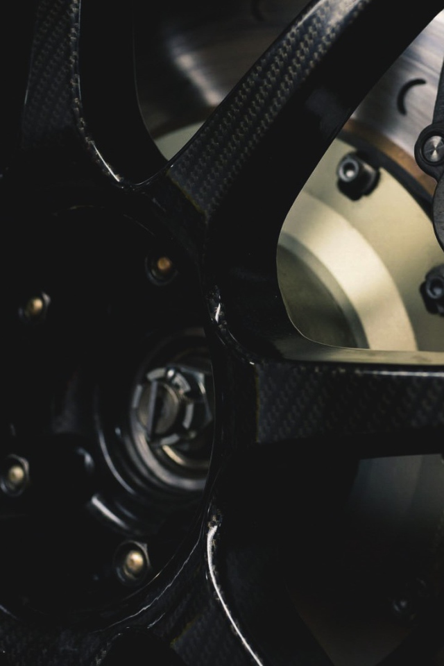 Черный автомобильный диск