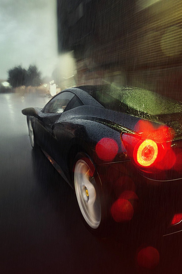 Черный автомобиль в дождливом городе