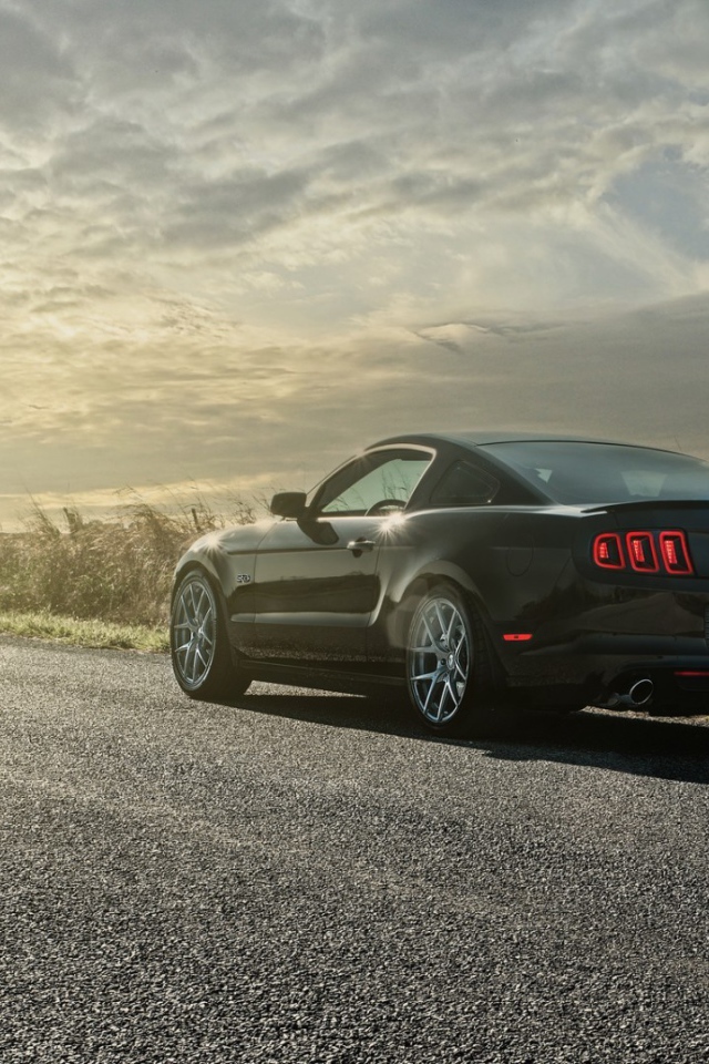 Черный автомобиль припаркован на трассе