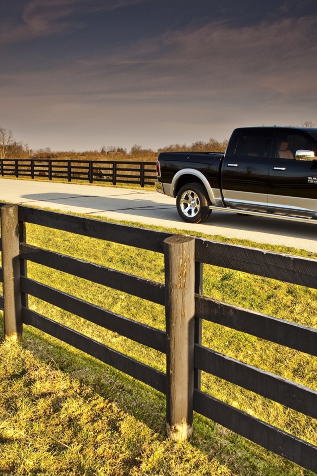 Черный пикап на ферме среди загонов