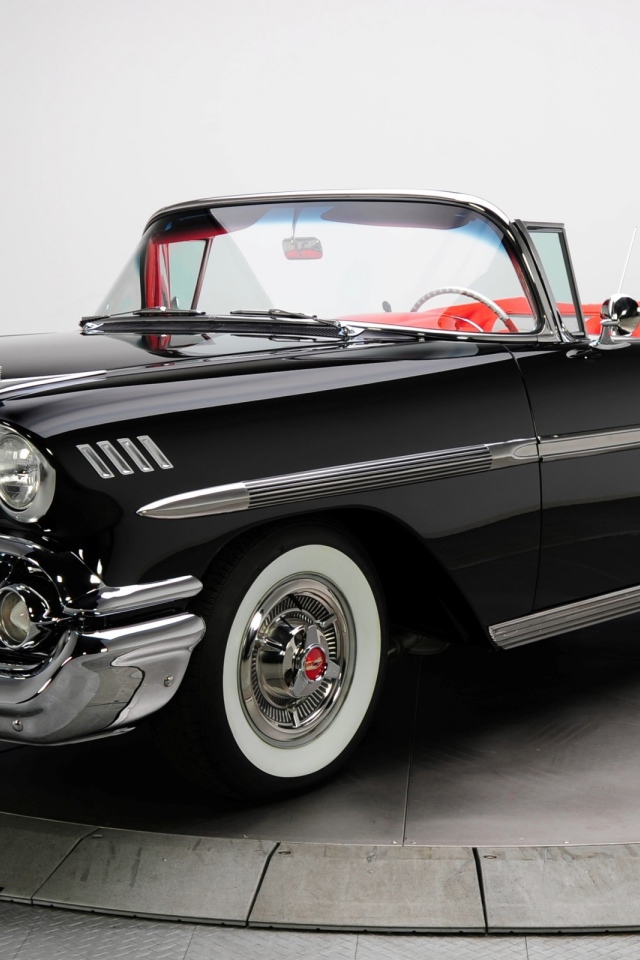 Черный ретро автомобиль Кадиллак кабриолет