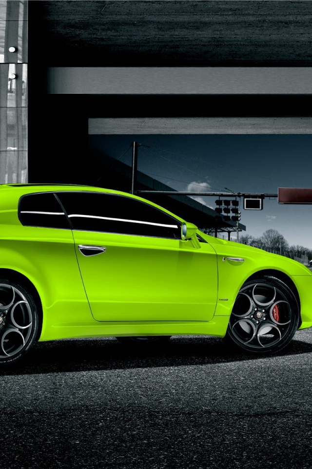 Ярко зеленый автомобиль на улице