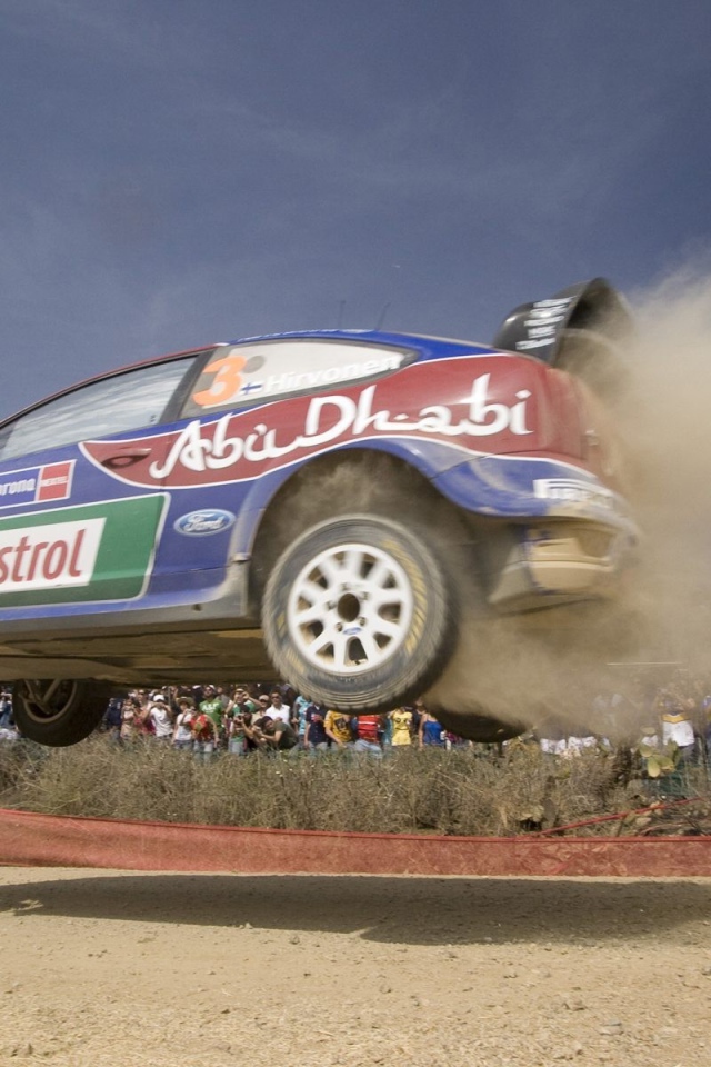 Автомобиль летит по воздуху во время ралли