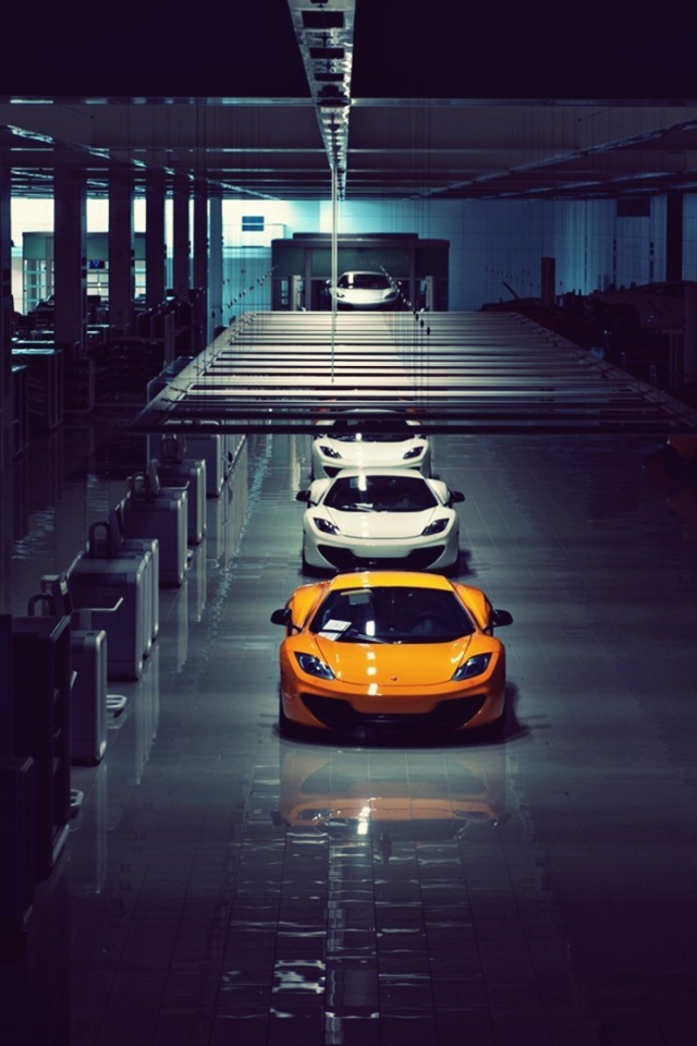 Автомобили McLaren на заводе