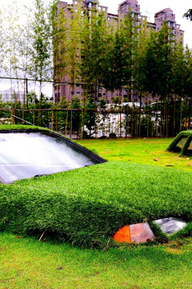 Автомобили утонули в газоне