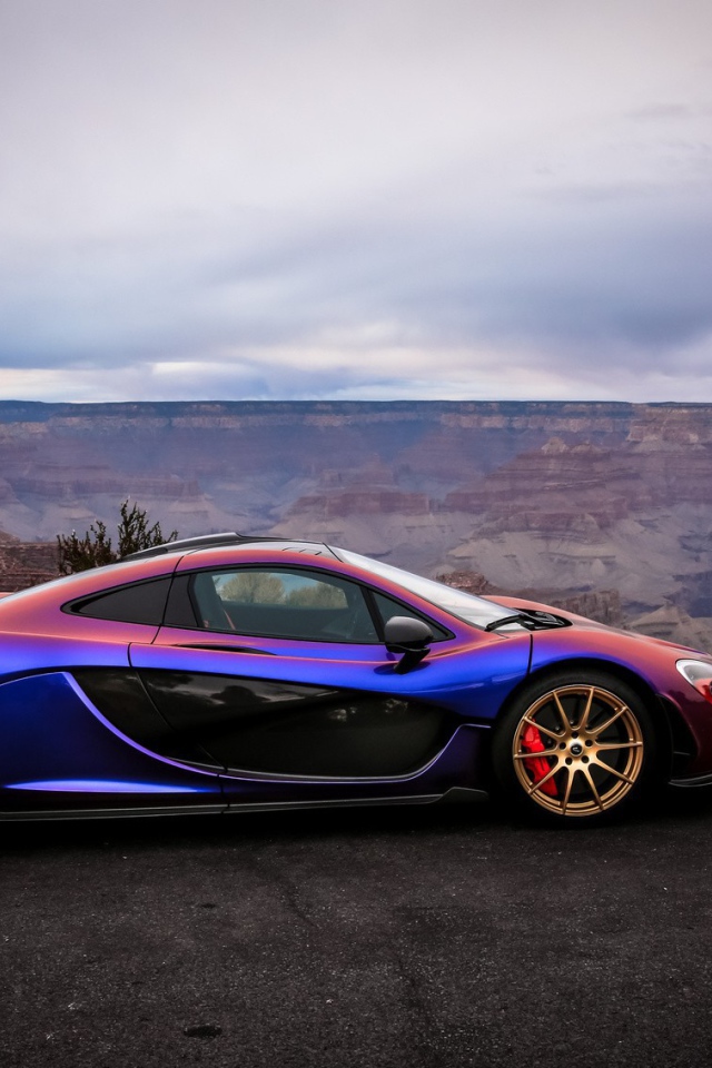 Красочный автомобиль McLaren на природе