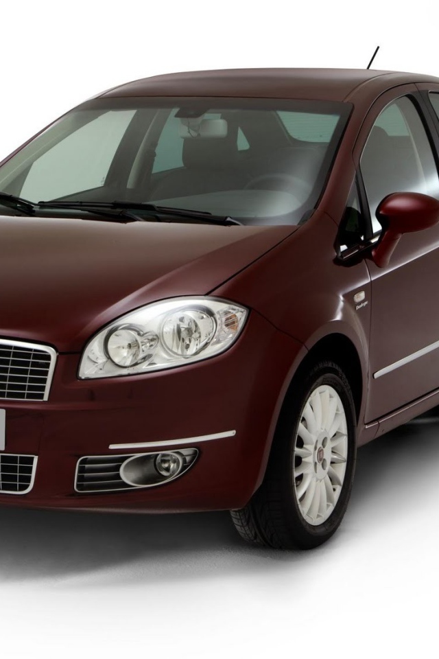 Темно коричневый Fiat Linea на белом фоне