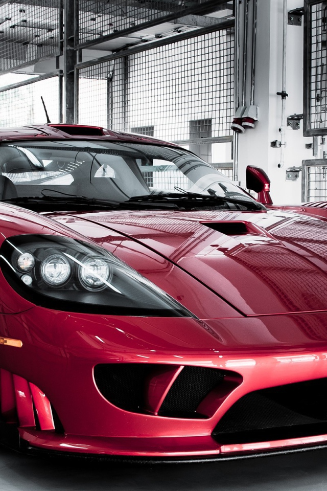 Темно вишневый автомобиль Saleen S7