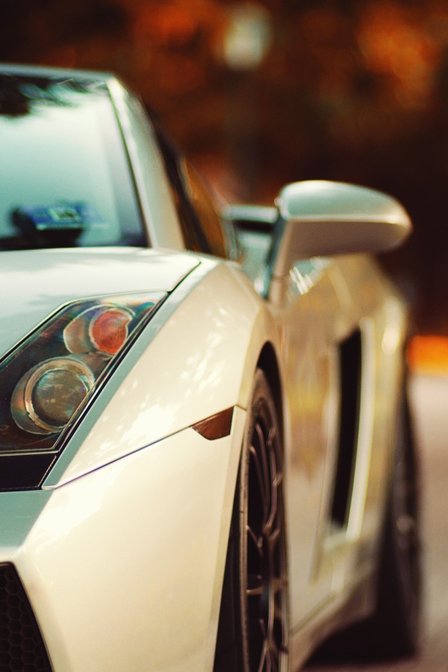 Дорогой спортивный автомобиль на улице