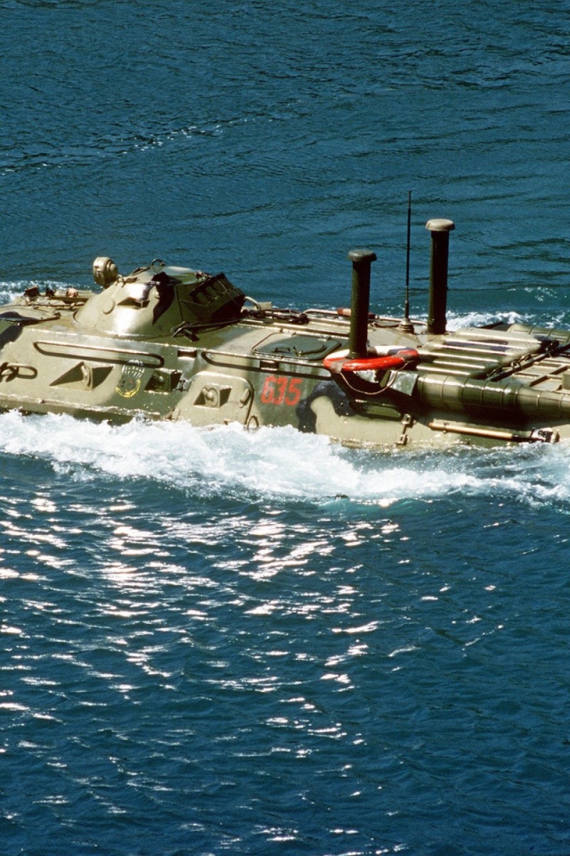 Плавающий военный бронетранспортер