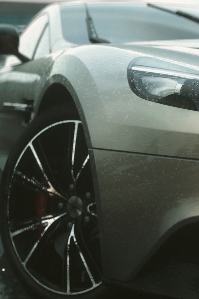 Серый спортивный автомобиль под дождем