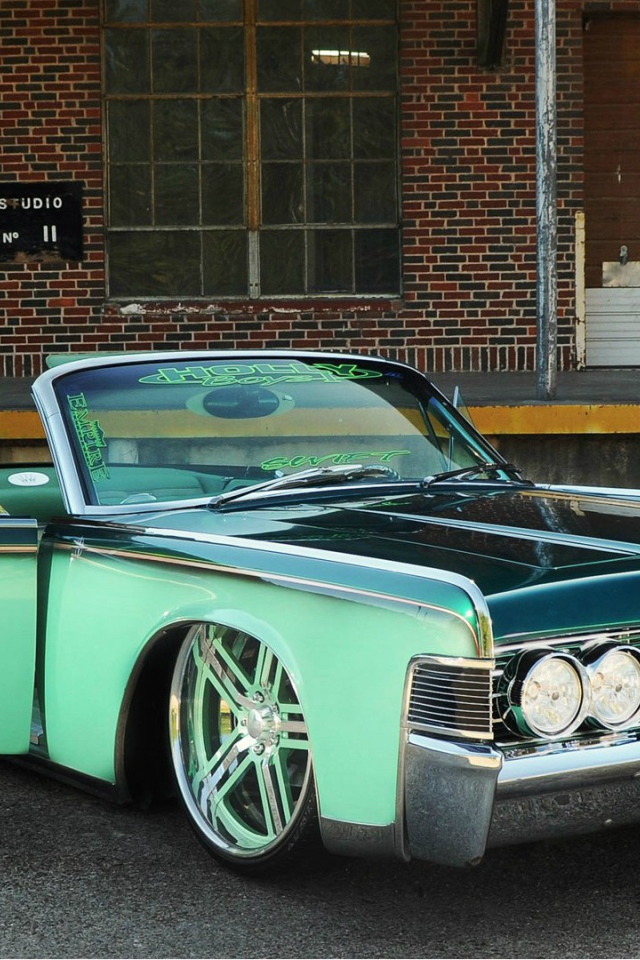 Зеленый автомобиль Lincoln Continental