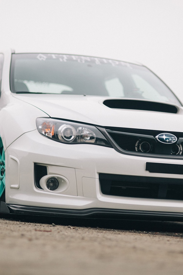 Светло зеленые диски у белого Subaru Impreza