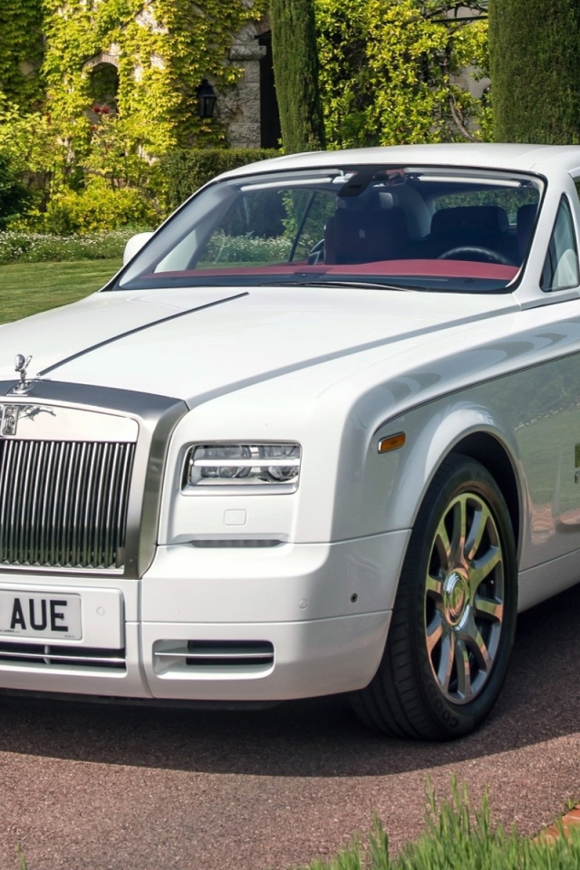 Роскошный белый Rolls-Royce на дорожке