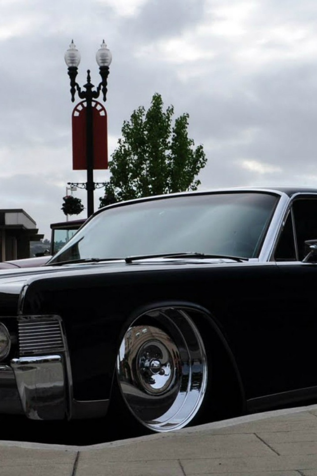 Роскошный черный Lincoln Continental