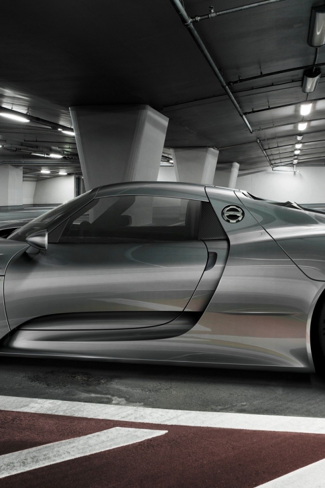 Роскошный серебрянный автомобиль на подземной парковке