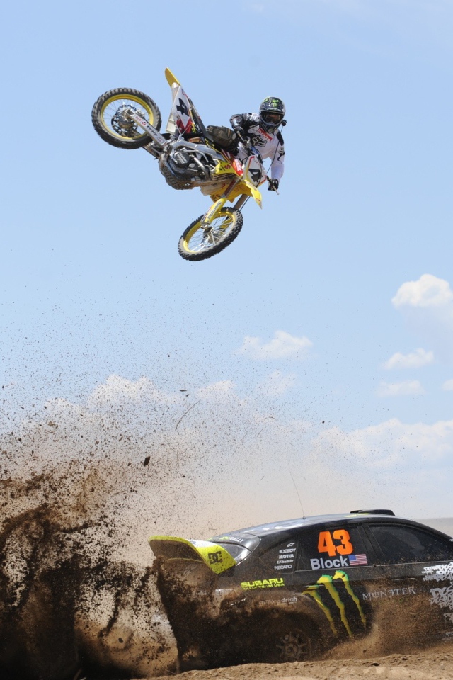 Мотоцикл и автомобиль на гонках в пустыне