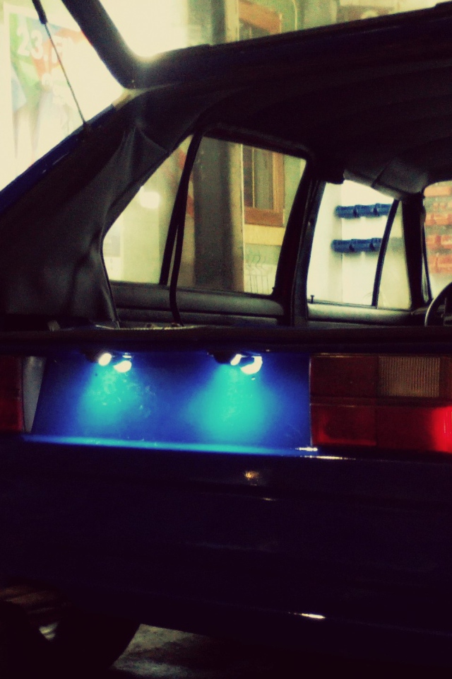 Старый VW Golf MK1 в автомастерской