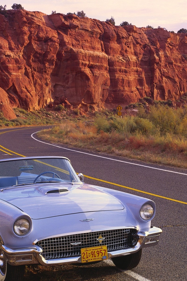 Старый кабриолет на шоссе в США