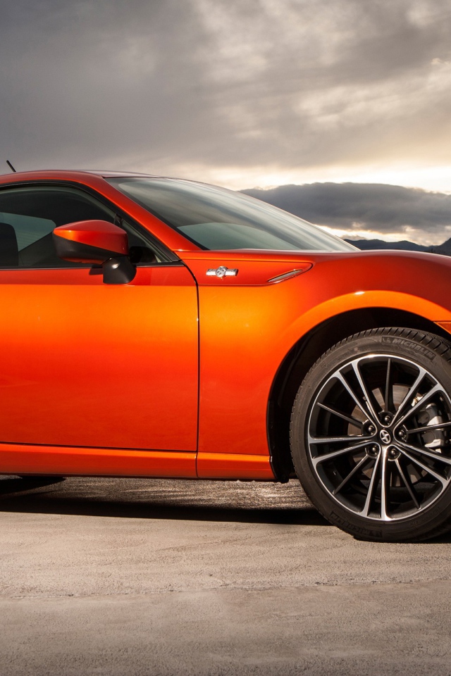 Оранжевый Scion FR-S Sport на фоне неба