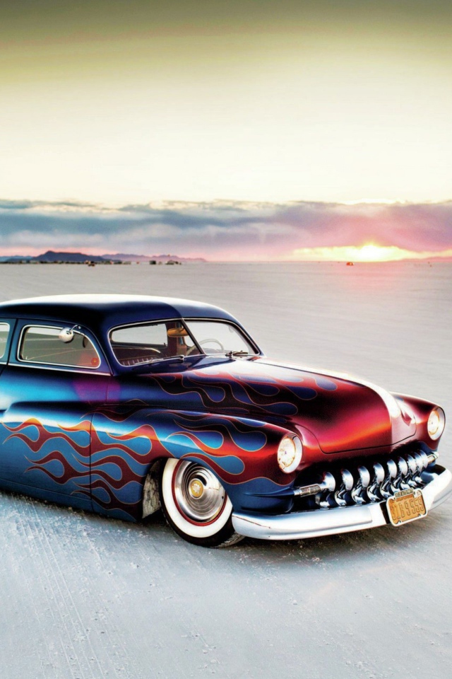 Раскрашенный хиппи автомобиль на пляже