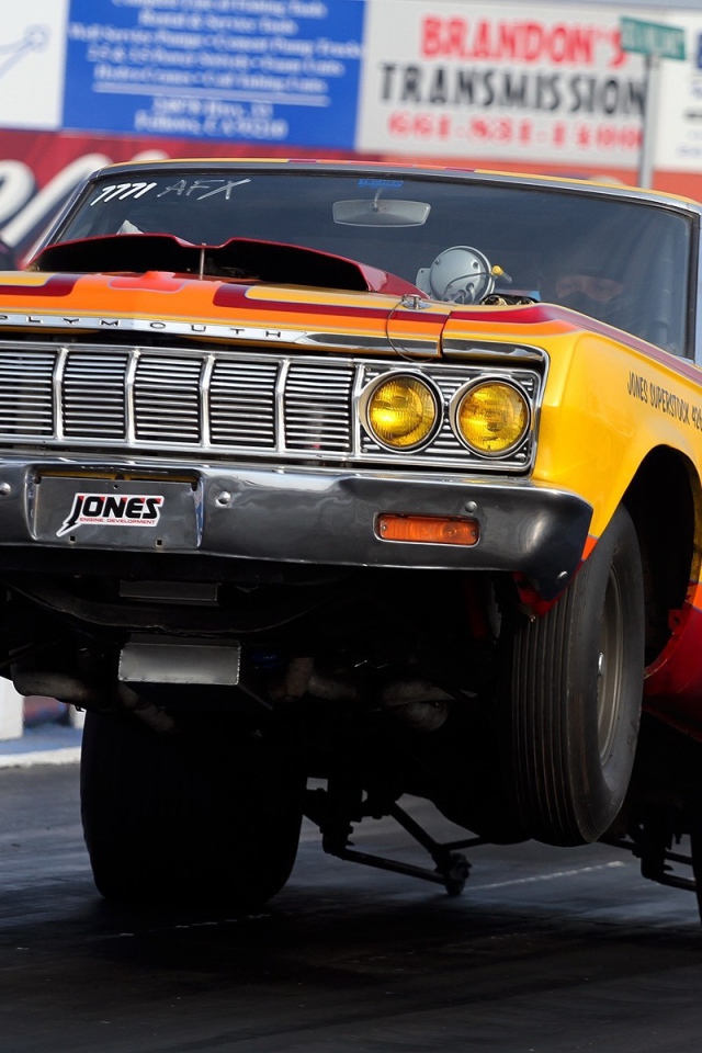 Мощный автомобиль Плимут встал на дыбы