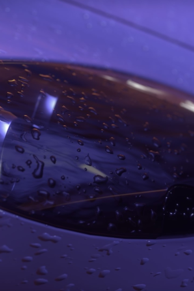 Дождь намочил фару автомобиля