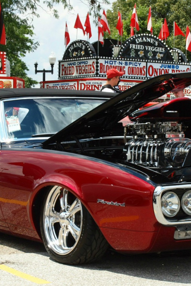 Красный Pontiac Firebird