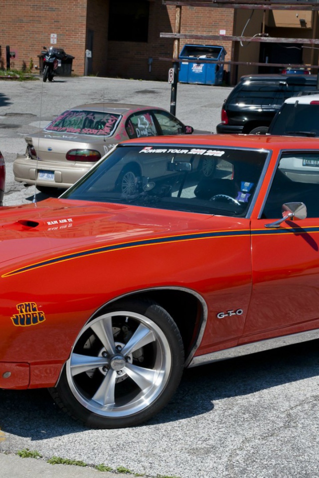 Красный Pontiac GTO Judge