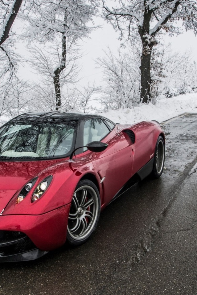 Красный Super Car на зимней дороге