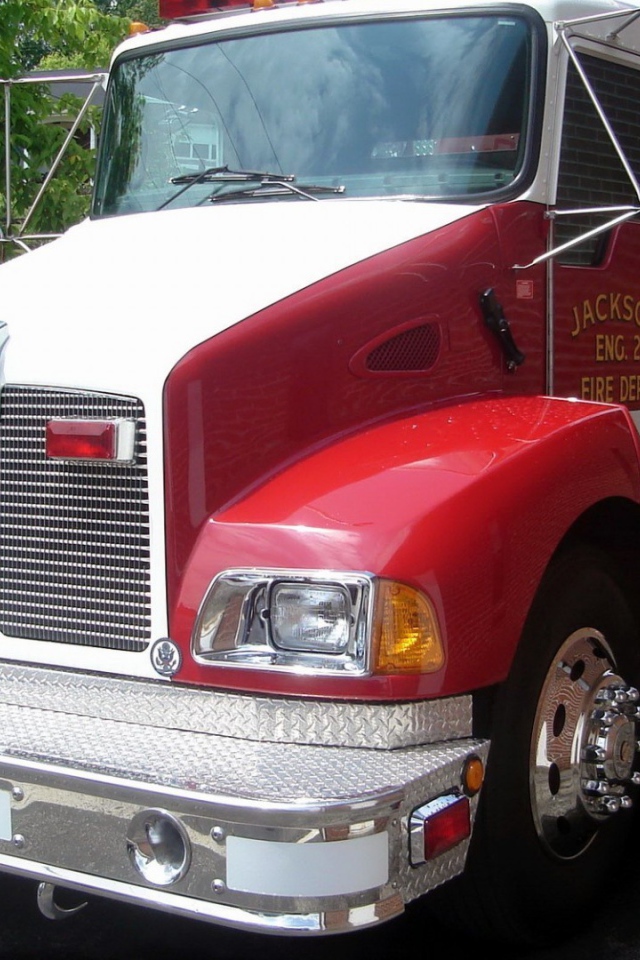 Красный пожарный автомобиль в США