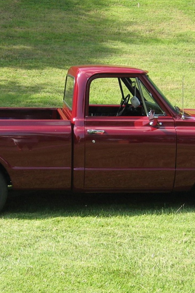 Красный мощный пикап