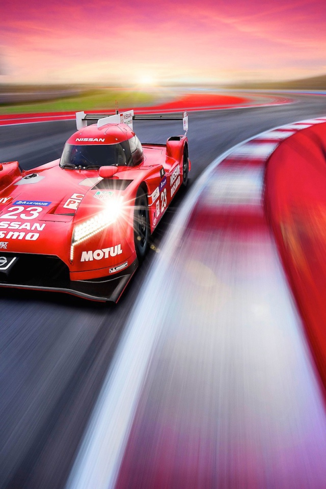 Красный гоночный автомобиль на треке