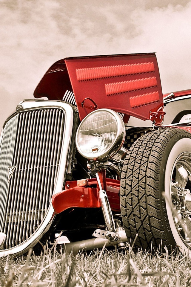 Красный ретро автомобиль с открытым капотом