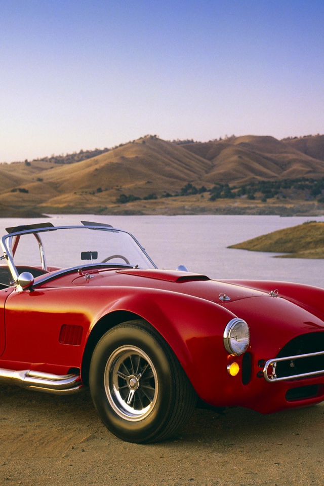 Ретро автомобиль Shelby Cobra 427 на шоссе 66