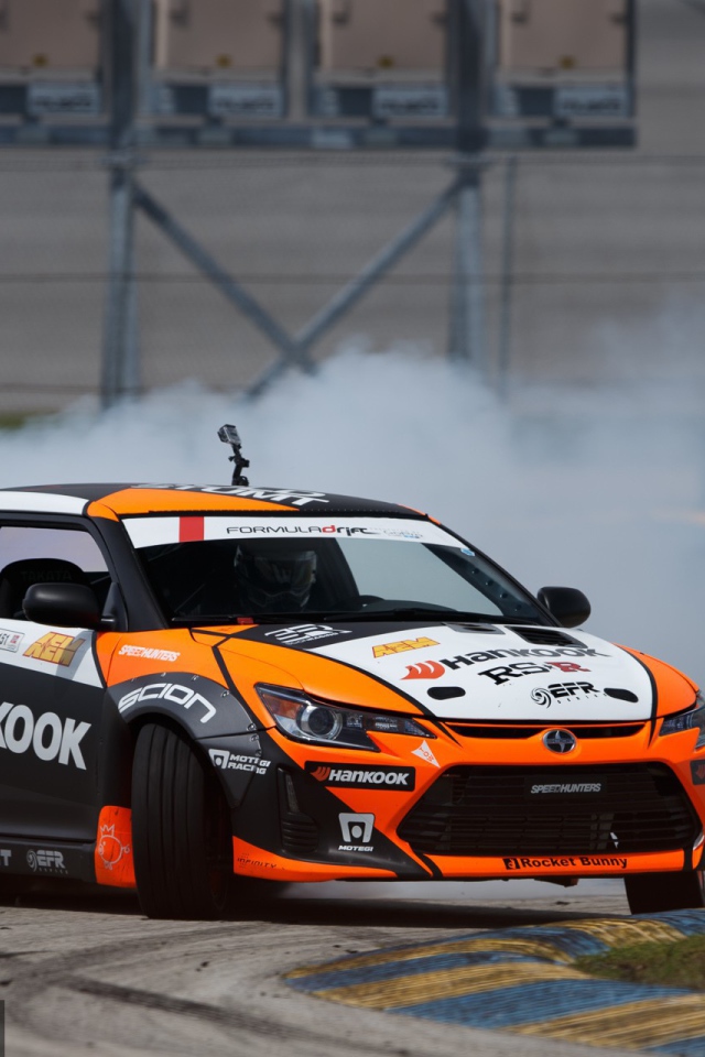 Автомобиль Scion на гоночном треке