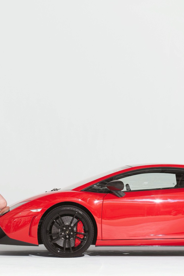 Девушка поставила колено на капот автомобиля